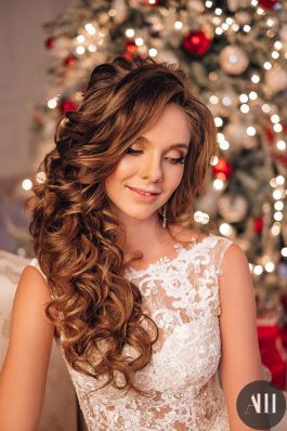 Текстурная греческая коса и яркий макияж на свадьбу