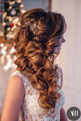 Объемная текстурная греческая коса на свадьбу от Анастасии Швабской