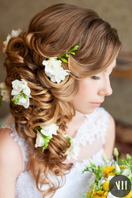 Свадебная прическа греческая коса с цветами