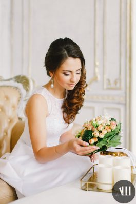 Аккуратный макияж и греческая коса набок для невесты