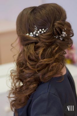 Греческая коса на свадьбу с использованием накладных волос