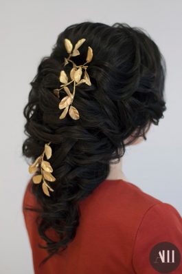 Греческая коса на свадьбу с золотой веточкой