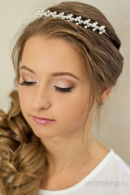 Греческая коса набок с тиарой и макияж для невесты