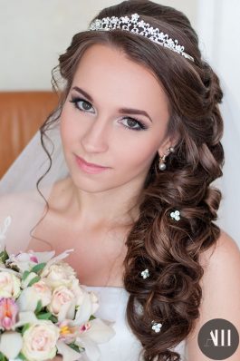 Греческая коса с диадемой на свадьбу
