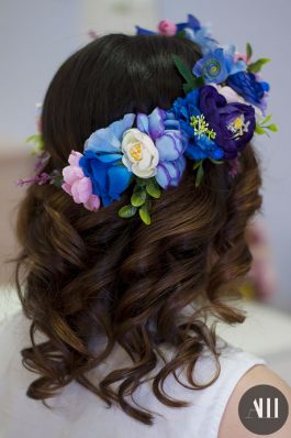 Локоны на средние волосы с цветочным венком