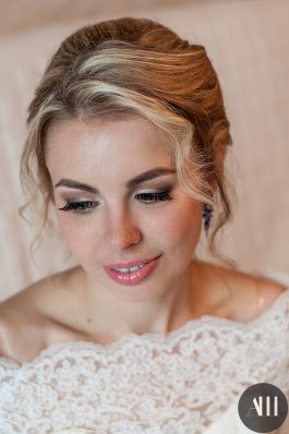Нежная прическа и макияж на свадьбу
