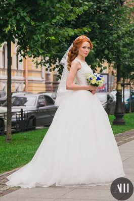 Шикарный образ с локонами на свадьбу