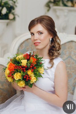 Свадебная прическа греческая коса набок на средние волосы