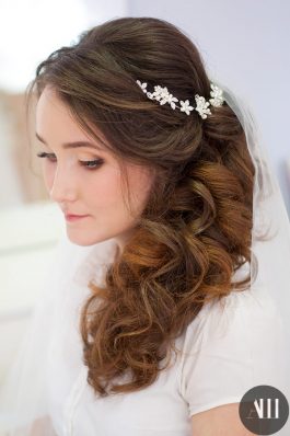 Свадебная прическа греческая коса с фатой