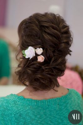 Свадебная прическа из коротких волос с элементами плетения