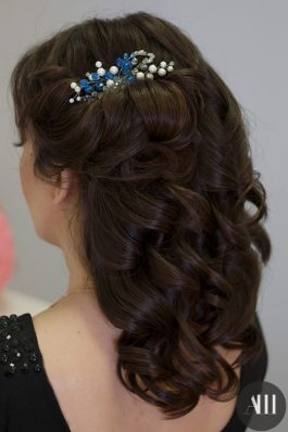Свадебная прическа локоны на средние волосы с украшением