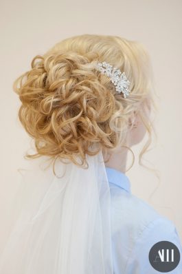 Свадебная прическа на короткие волосы с фатой и украшением