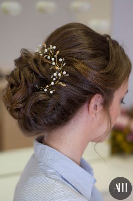 Свадебная прическа пучок на средние волосы с веточкой