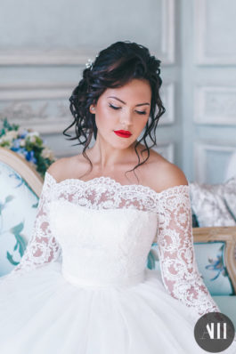 Яркий свадебный макияж с акцентом на губах и нежная прическа
